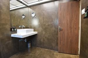 Koupelna v ubytování The Aarya A Smart Business Hotel + 37 fotografií