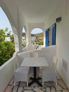 d'une table et de chaises sur un balcon avec une fenêtre. dans l'établissement Εvi Evan Hotel, à Galissas