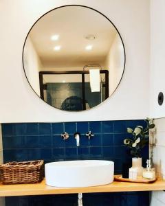 La salle de bains est pourvue d'un lavabo blanc et d'un miroir. dans l'établissement Villa dos Corcéis, à Esposende