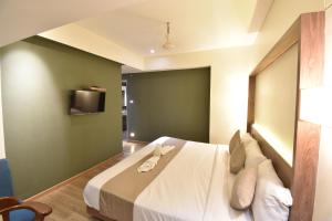 TV a/nebo společenská místnost v ubytování The Aarya A Smart Business Hotel