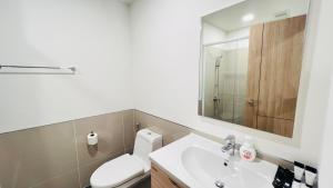 チェンマイにあるNear nimman Maya swimming pool condo1BRのトイレ、洗面台、鏡を備えたバスルーム +12枚の写真