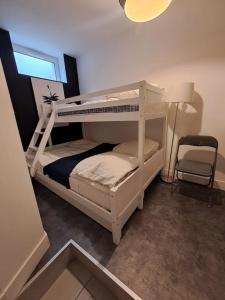 Ένα ή περισσότερα κρεβάτια σε δωμάτιο στο Au coin des Thermes - Draps en option