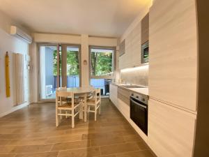 Una cocina con una mesa y sillas en una habitación. en Urban Nest Terrace Suite, en Bolonia