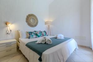 サンタンナ・アッレージにあるPorto Pino, Garden and Poolのベッドルーム1室(タオル、鏡付) +59枚の写真