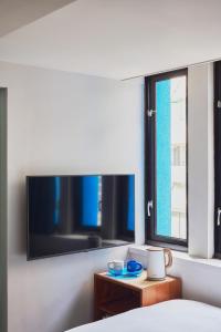 TV a/nebo společenská místnost v ubytování The Blue by Just Inn