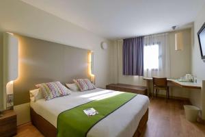 Posteľ alebo postele v izbe v ubytovaní Travelodge Málaga Airport