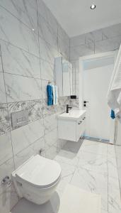 ein weißes Badezimmer mit Toilette und Waschbecken in der Unterkunft Ada Villa in Kalkan + 31 Fotos