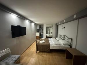 Una cama o camas en una habitación de ქირავდება სასტუმროს ტიპის ოთახი N17 2 fotos más
