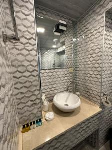 Un baño de ქირავდება სასტუმროს ტიპის ოთახი N17