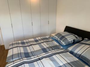 two beds sitting next to each other in a bedroom at Ferienwohnung Lina in Kronau