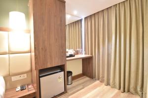 Kuchyň nebo kuchyňský kout v ubytování The Aarya A Smart Business Hotel
