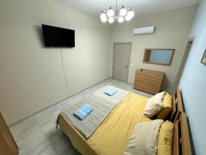 Giường trong phòng chung tại All Nations Duplex with Pool