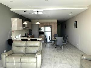 Nhà bếp/bếp nhỏ tại All Nations Duplex with Pool