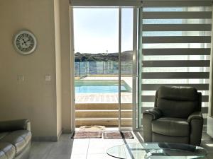Khu vực ghế ngồi tại All Nations Duplex with Pool