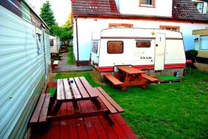 SummerCamp Domki Holenderskie Centrum Mielno 200m do Morza外面的花园