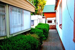 SummerCamp Domki Holenderskie Centrum Mielno 200m do Morza外面的花园