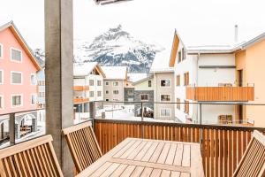 balcone con tavolo, sedie e montagna di Titlis Resort a Engelberg