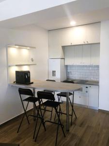 a kitchen with a table and chairs in a room at Mamaia SUNNY LOFT in Mamaia