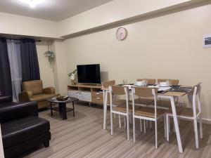 TV a/nebo společenská místnost v ubytování Avida Riala 1BR unit- IT Park Cebu City