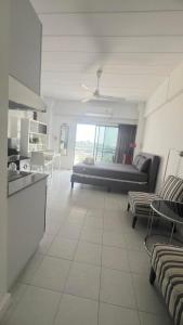 Kuchyň nebo kuchyňský kout v ubytování apartment on the beach 1208