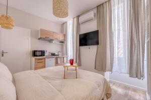 a bedroom with a bed with a table in it at Short Time Suites Toulon Centre 2 " LE COSY" Check-in auto in Toulon