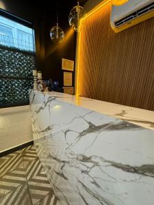 KumbağにあるThe Rooms Boutique Otelの大理石のカウンタートップと窓のあるロビー
