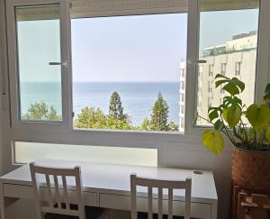een tafel en twee stoelen voor een raam bij Marbella Centre Beachfront & Pool in Marbella