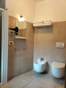 bagno con lavandino, servizi igienici e specchio di San Filippo Neri - CAMERE a Ragusa