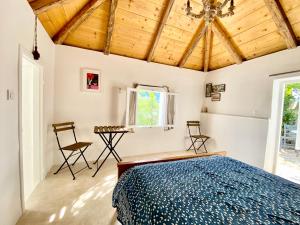 Katil atau katil-katil dalam bilik di Stylish Vathy Studio with Sea View