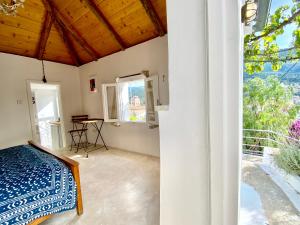 Katil atau katil-katil dalam bilik di Stylish Vathy Studio with Sea View