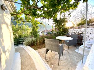 Balkoni atau teres di Stylish Vathy Studio with Sea View