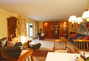 a living room filled with lots of furniture at Ferienhaus Glücksfall in Jesteburg