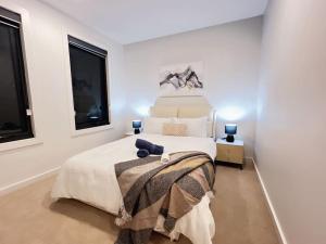Katil atau katil-katil dalam bilik di BoxHill North Designer Grad Home