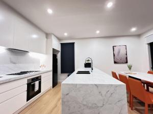 Dapur atau dapur kecil di BoxHill North Designer Grad Home