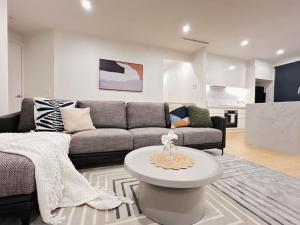 Ruang duduk di BoxHill North Designer Grad Home +3 gambar