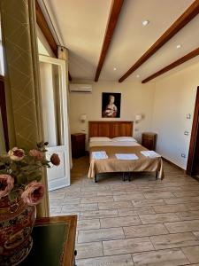 una camera con letto e tavolo di LoryLu a Tropea
