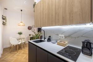 una cocina con fregadero y encimera en Elvira Elegant Suite Gran Vía-Catedral, en Granada