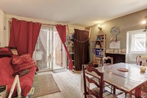 a living room with a table and a dining room at Le Versaillais in Le Chesnay