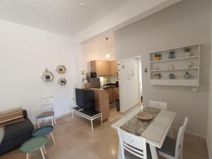 Cucina o angolo cottura di Golden Horizon Retreat, tranquil atmosphere next to the sea!