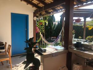 uma cozinha com uma mesa com uma planta ao lado de uma janela em Casa Suakasa Temporada Praia de Itaparica em Vila Velha
