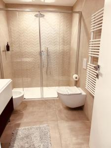 バーリにあるSea Sense Suite 7のバスルーム(シャワー、トイレ、洗面台付)