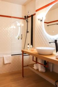 La salle de bains est pourvue d'un lavabo et d'une douche. dans l'établissement Best of Both, à Divonne-les-Bains
