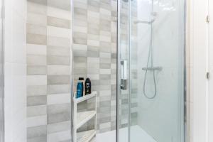 a bathroom with a shower with a glass door at Apartamento Novasol in Fuengirola +13 photos