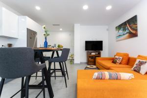 a living room with a table and a couch at Apartamento Novasol in Fuengirola