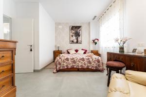 a bedroom with a bed with red pillows on it at Apartamento Novasol in Fuengirola
