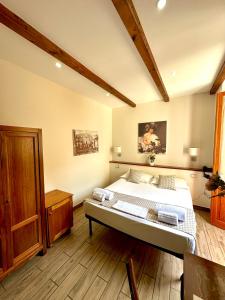 una camera con letto e pavimento in legno di LoryLu a Tropea