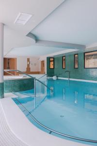 una piscina de agua azul en un edificio en Best of Both en Divonne-les-Bains