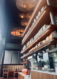 Smart Brickell Hotel في ميامي: مطعم فيه طاولات وكراسي في الغرفة