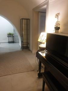 un salon avec un piano et un couloir dans l'établissement Teatro Massimo Bellini appartamento nuovo2+3a/c, à Catane