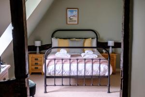 een slaapkamer met een bed met twee handdoeken erop bij The Cross Keys, Aldeburgh in Aldeburgh